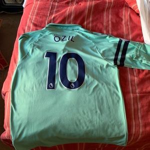Mesut Ozil Arsenal Kit